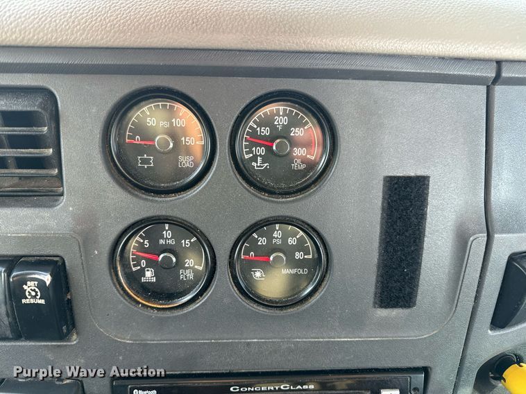 image for item EN5083 2019 Peterbilt 567 semi truck