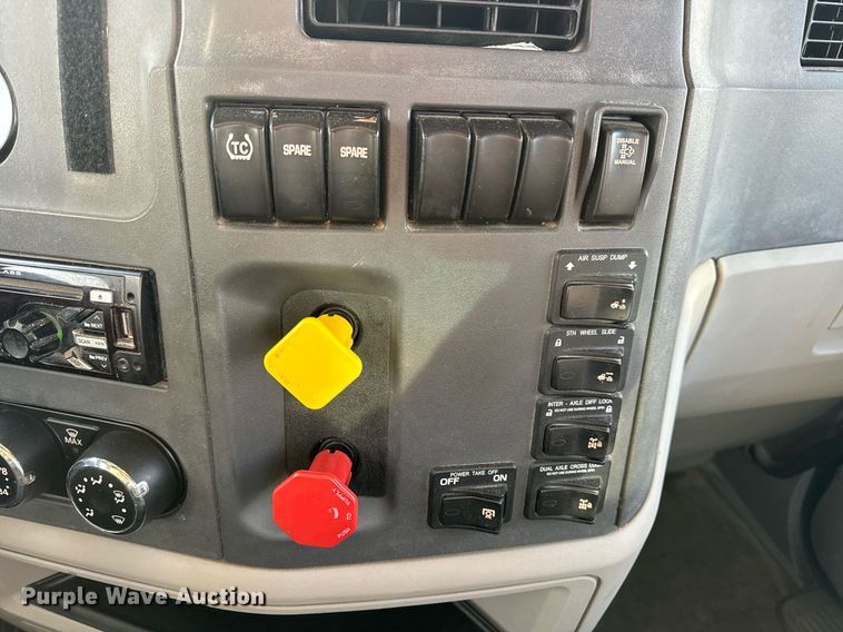 image for item EN5083 2019 Peterbilt 567 semi truck