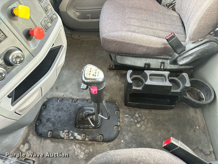 image for item EN5083 2019 Peterbilt 567 semi truck