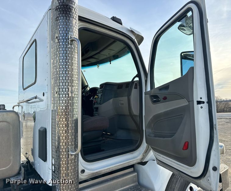 image for item EN5083 2019 Peterbilt 567 semi truck