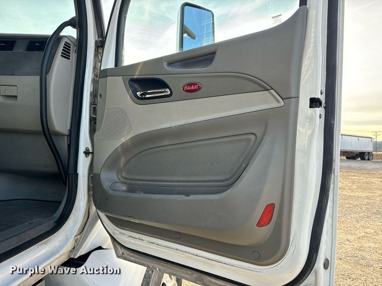 image for item EN5083 2019 Peterbilt 567 semi truck