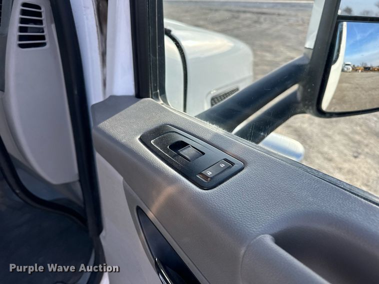 image for item EN5083 2019 Peterbilt 567 semi truck