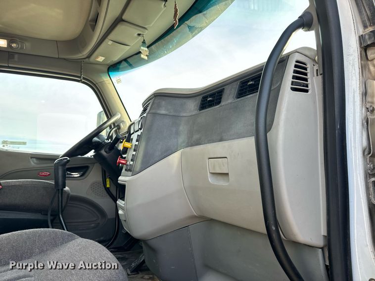 image for item EN5083 2019 Peterbilt 567 semi truck