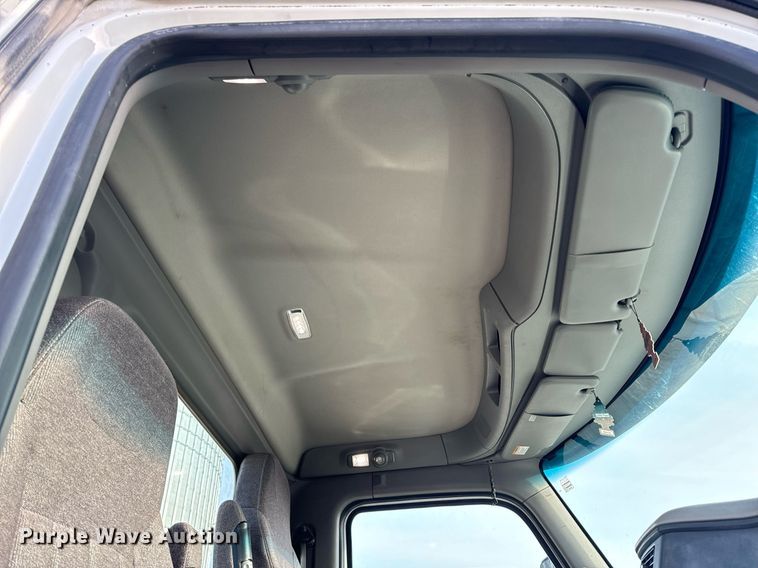 image for item EN5083 2019 Peterbilt 567 semi truck