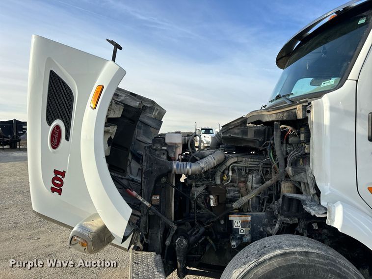 image for item EN5083 2019 Peterbilt 567 semi truck
