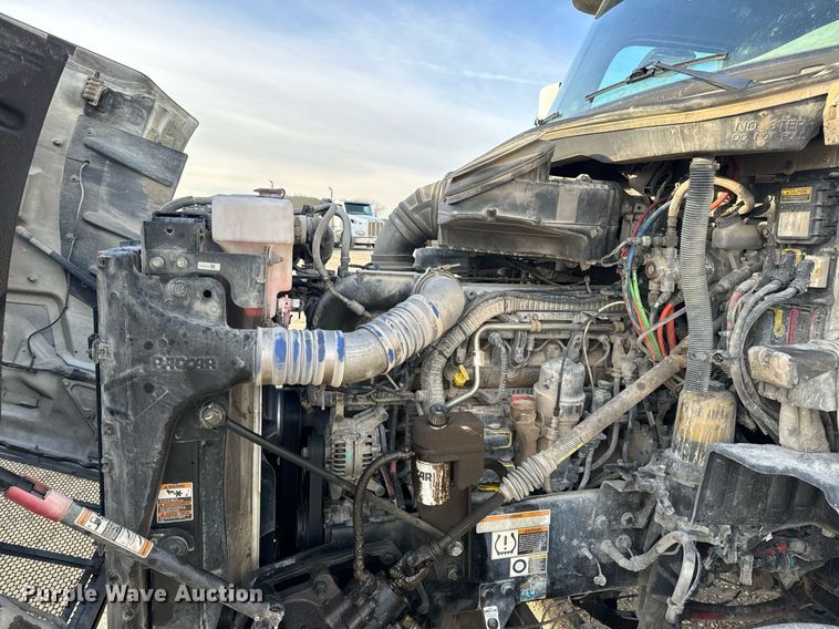 image for item EN5083 2019 Peterbilt 567 semi truck