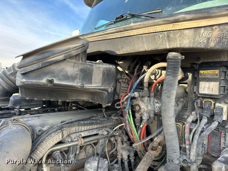 image for item EN5083 2019 Peterbilt 567 semi truck