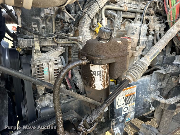 image for item EN5083 2019 Peterbilt 567 semi truck