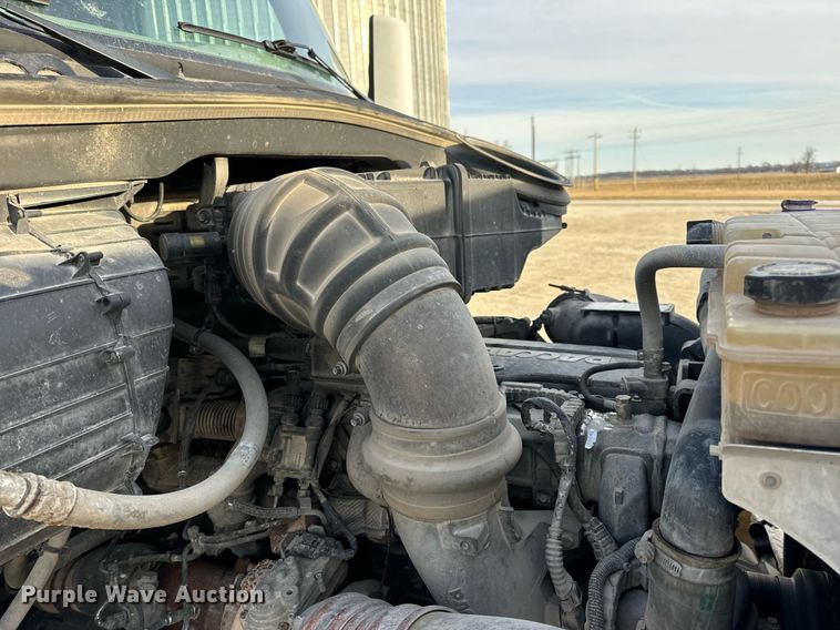 image for item EN5083 2019 Peterbilt 567 semi truck