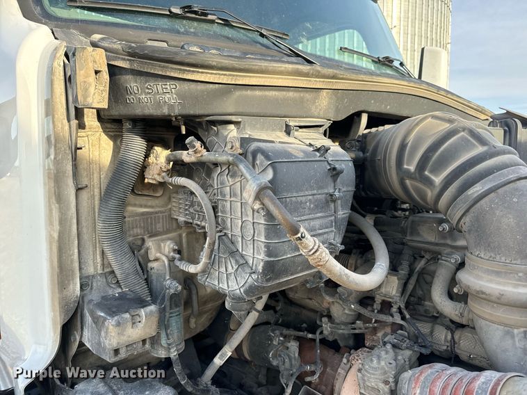 image for item EN5083 2019 Peterbilt 567 semi truck