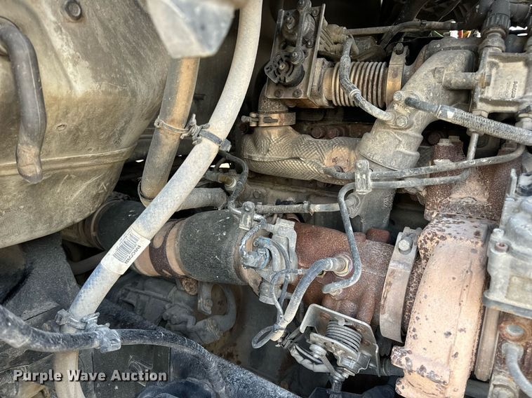 image for item EN5083 2019 Peterbilt 567 semi truck