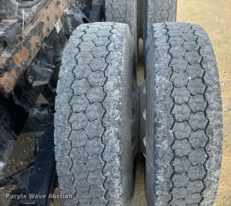 image for item EN5083 2019 Peterbilt 567 semi truck