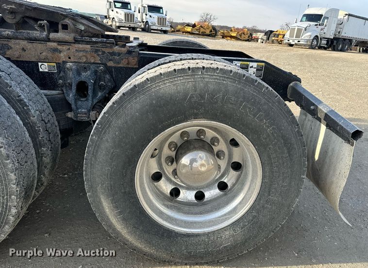 image for item EN5083 2019 Peterbilt 567 semi truck