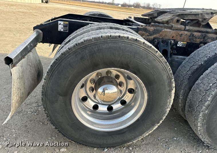 image for item EN5083 2019 Peterbilt 567 semi truck