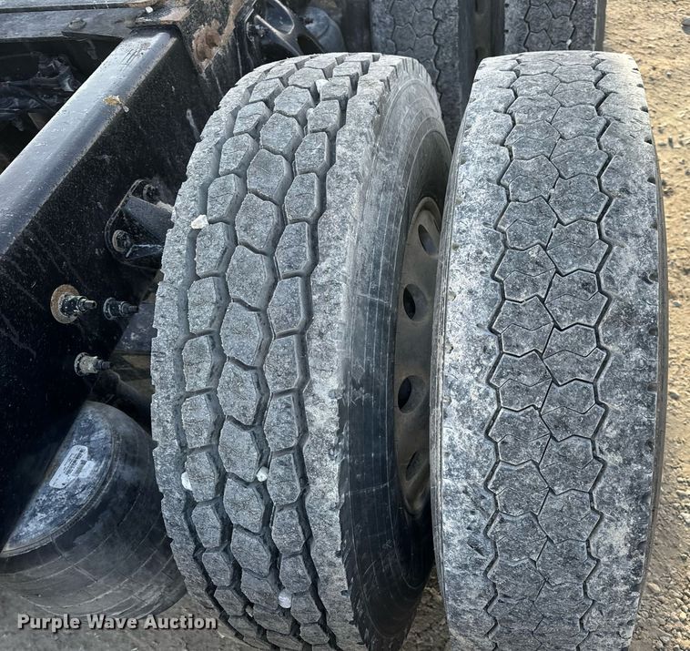 image for item EN5083 2019 Peterbilt 567 semi truck