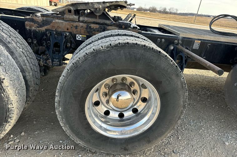 image for item EN5083 2019 Peterbilt 567 semi truck