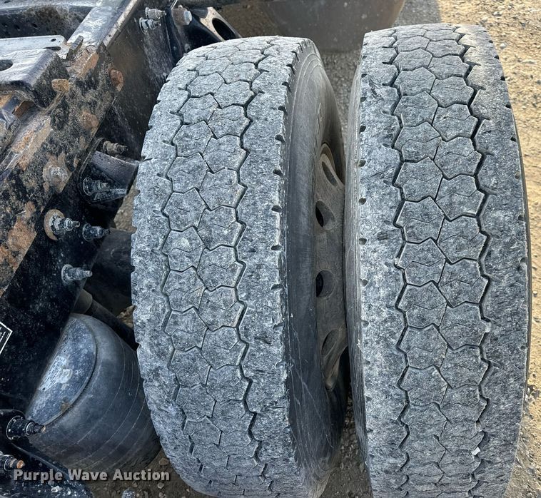 image for item EN5083 2019 Peterbilt 567 semi truck