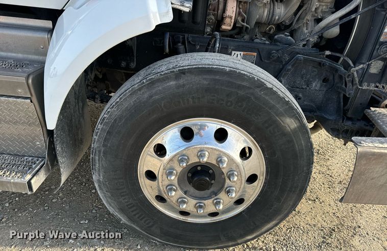 image for item EN5083 2019 Peterbilt 567 semi truck