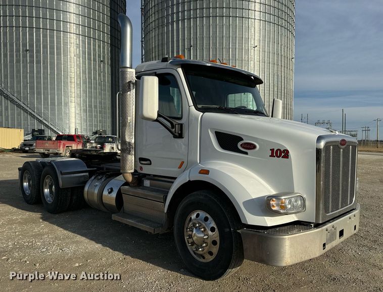 image for item EN5084 2019 Peterbilt 567 semi truck