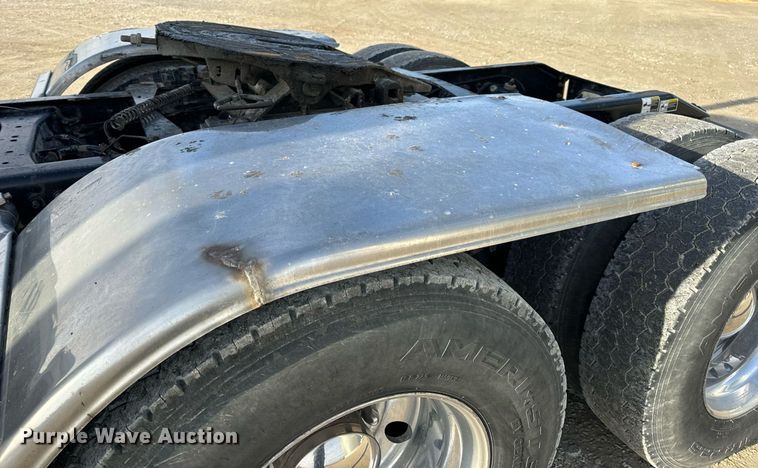 image for item EN5084 2019 Peterbilt 567 semi truck