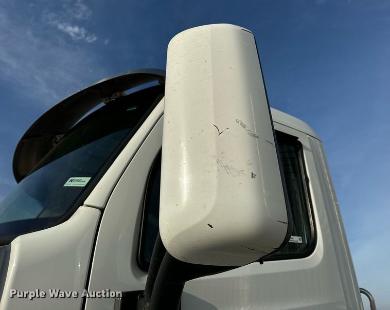 image for item EN5084 2019 Peterbilt 567 semi truck