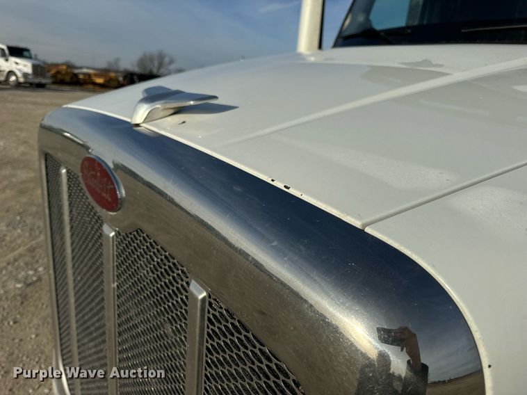 image for item EN5084 2019 Peterbilt 567 semi truck
