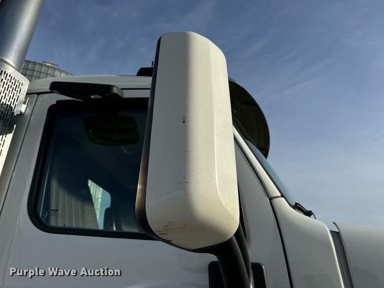 image for item EN5084 2019 Peterbilt 567 semi truck