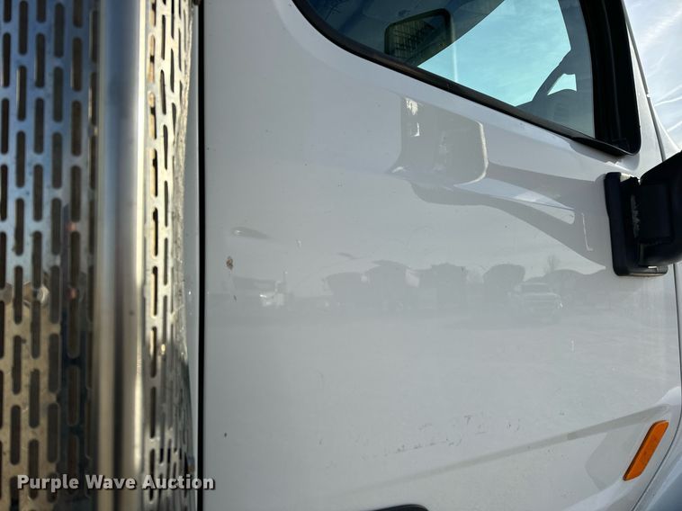 image for item EN5084 2019 Peterbilt 567 semi truck