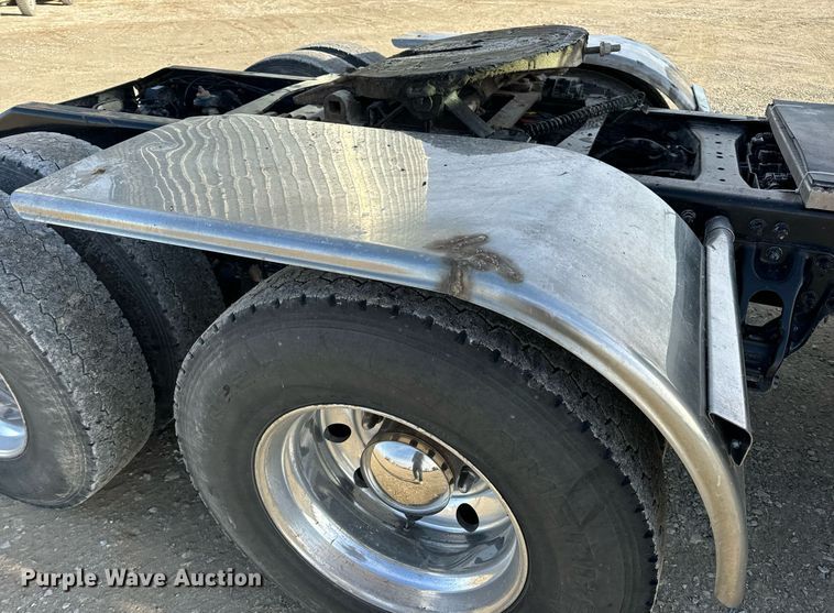 image for item EN5084 2019 Peterbilt 567 semi truck