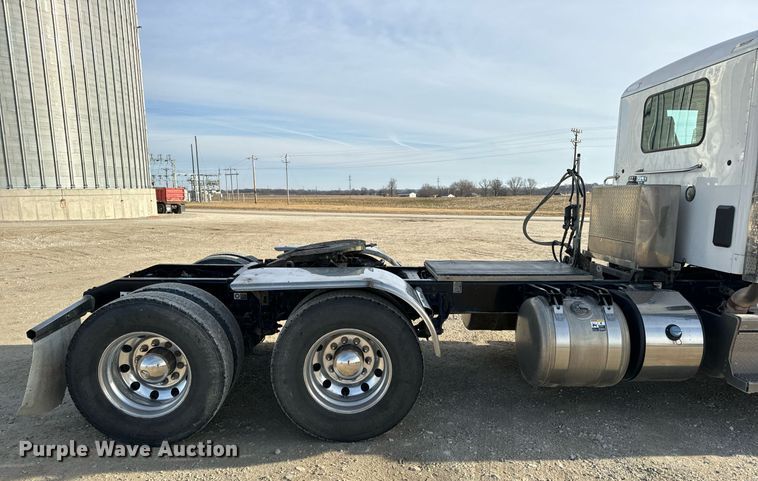image for item EN5084 2019 Peterbilt 567 semi truck