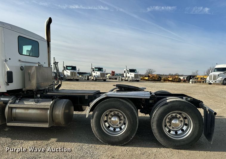 image for item EN5084 2019 Peterbilt 567 semi truck