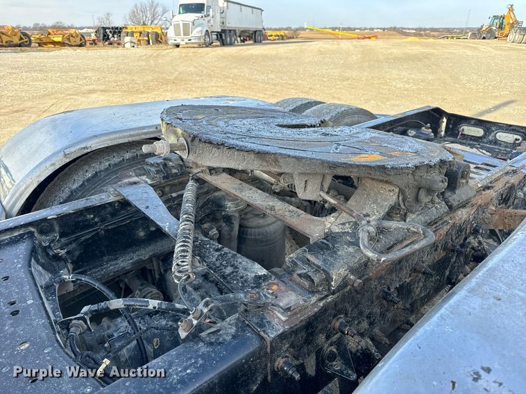 image for item EN5084 2019 Peterbilt 567 semi truck