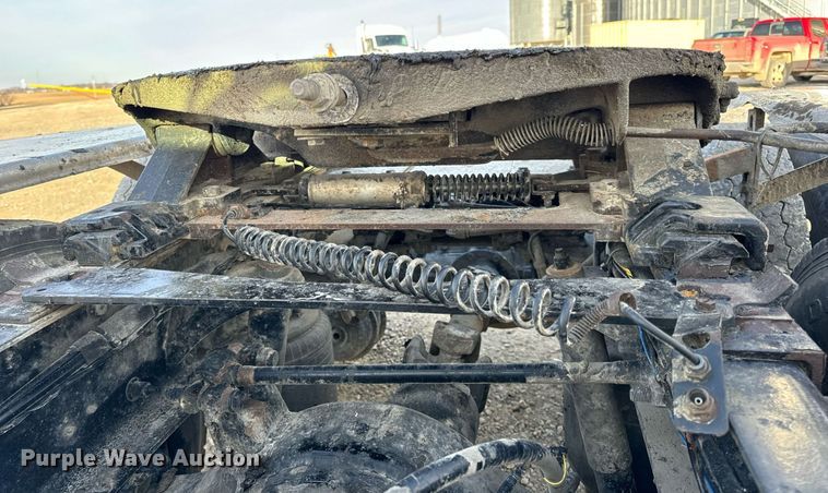 image for item EN5084 2019 Peterbilt 567 semi truck