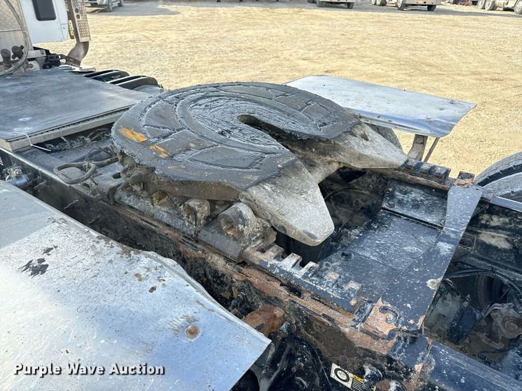 image for item EN5084 2019 Peterbilt 567 semi truck