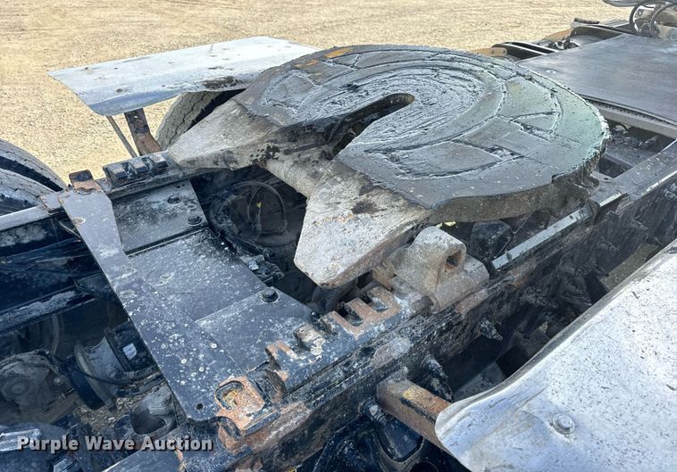 image for item EN5084 2019 Peterbilt 567 semi truck