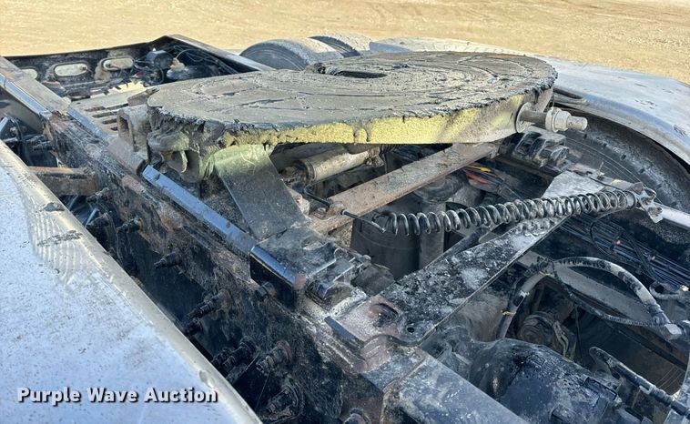 image for item EN5084 2019 Peterbilt 567 semi truck