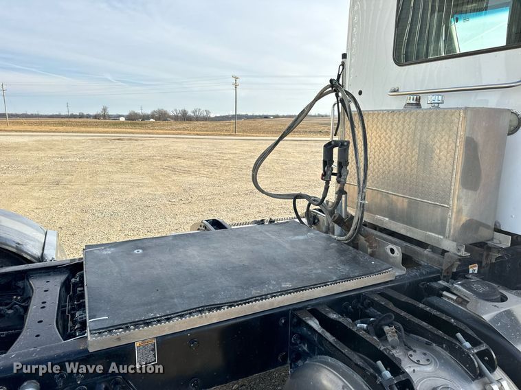 image for item EN5084 2019 Peterbilt 567 semi truck