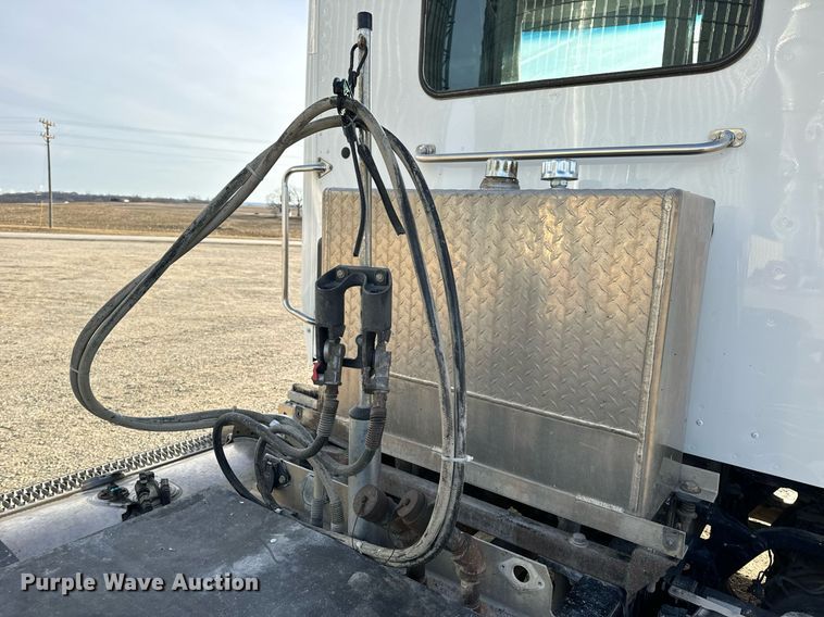 image for item EN5084 2019 Peterbilt 567 semi truck