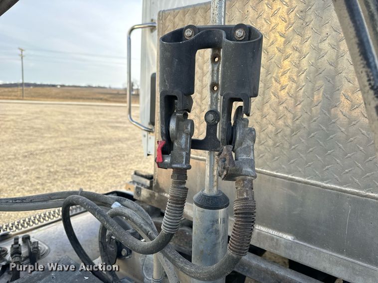 image for item EN5084 2019 Peterbilt 567 semi truck