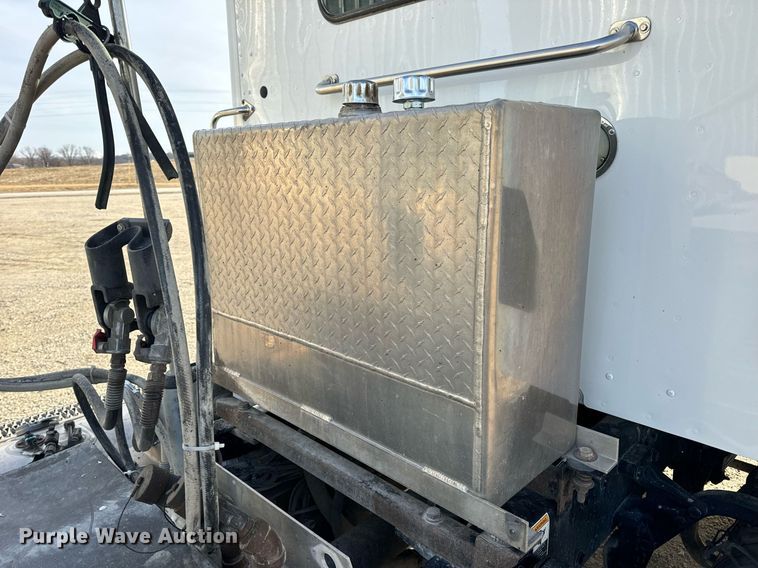 image for item EN5084 2019 Peterbilt 567 semi truck