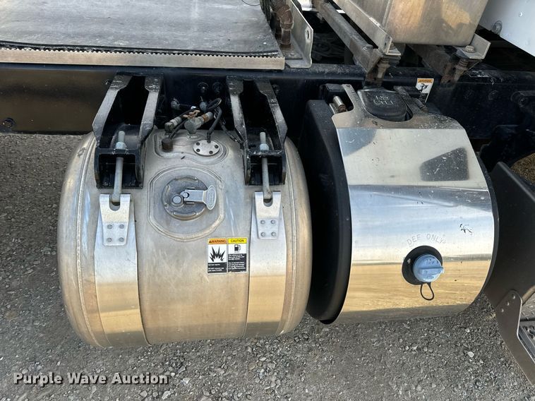 image for item EN5084 2019 Peterbilt 567 semi truck