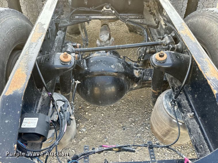 image for item EN5084 2019 Peterbilt 567 semi truck