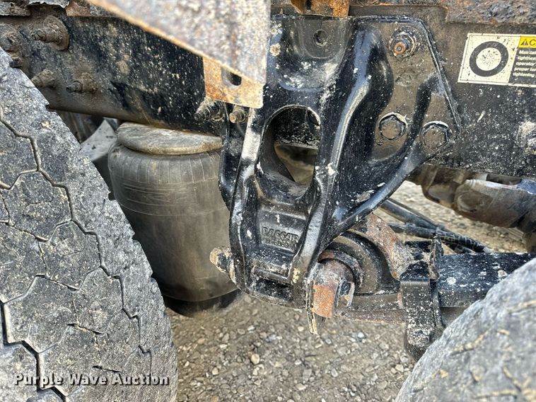 image for item EN5084 2019 Peterbilt 567 semi truck