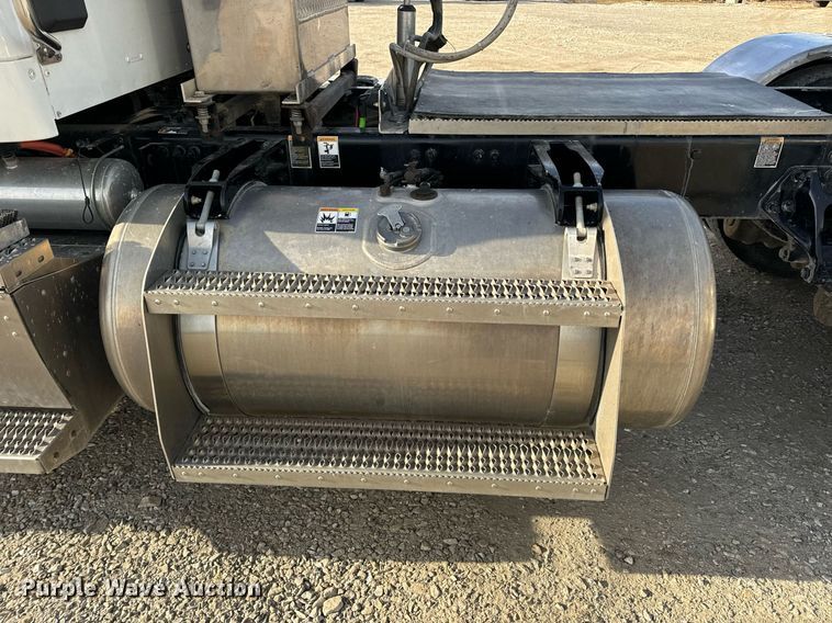 image for item EN5084 2019 Peterbilt 567 semi truck