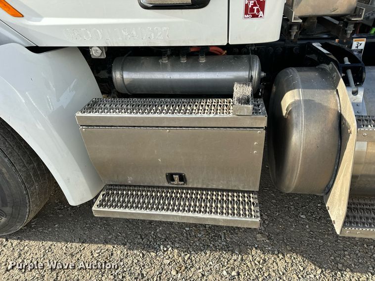 image for item EN5084 2019 Peterbilt 567 semi truck