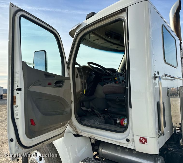 image for item EN5084 2019 Peterbilt 567 semi truck