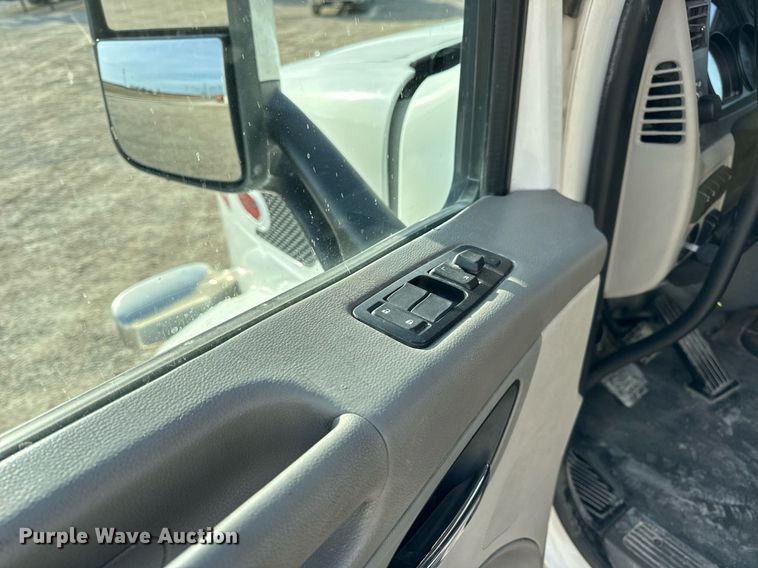 image for item EN5084 2019 Peterbilt 567 semi truck