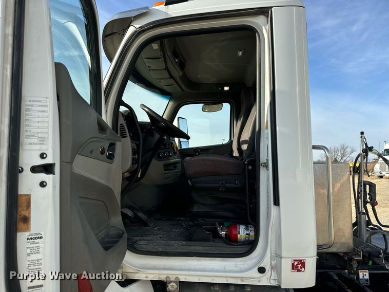 image for item EN5084 2019 Peterbilt 567 semi truck