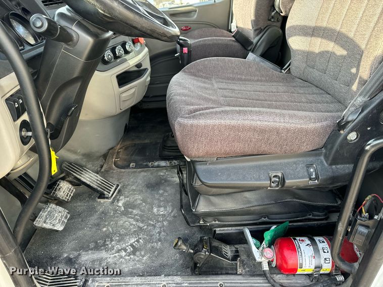 image for item EN5084 2019 Peterbilt 567 semi truck