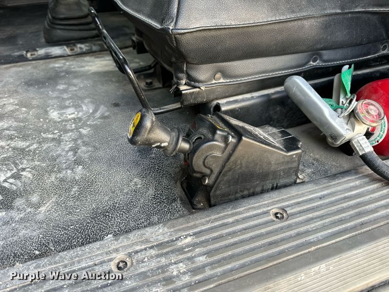 image for item EN5084 2019 Peterbilt 567 semi truck